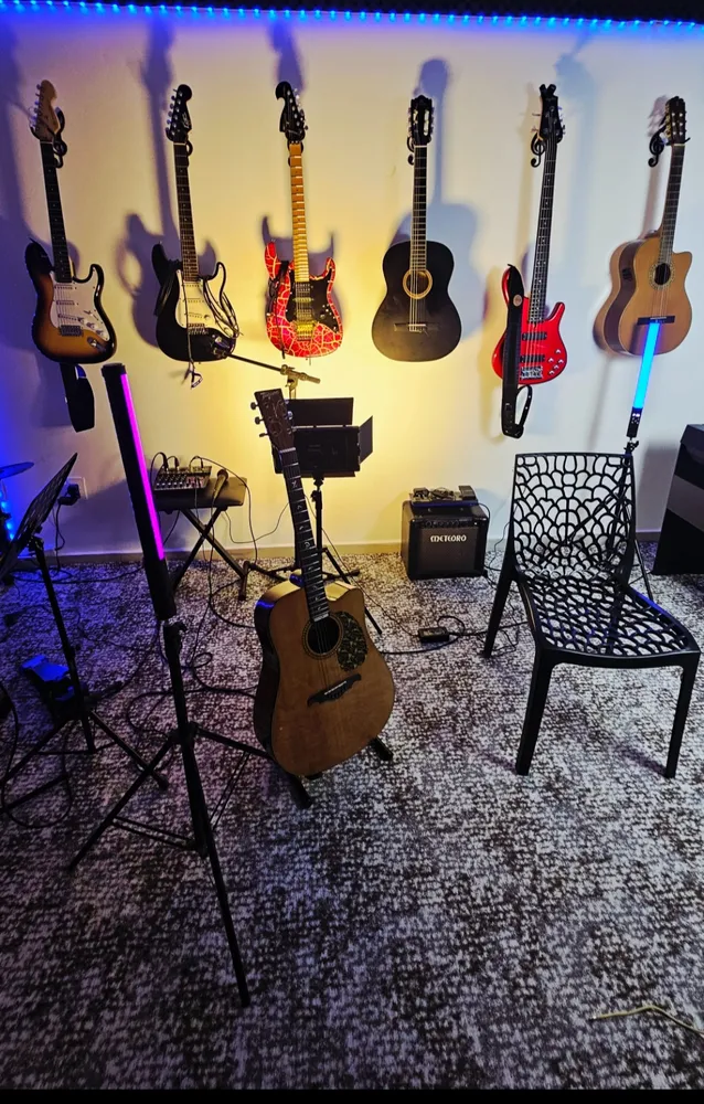 Parede de instrumentos com iluminação RGB