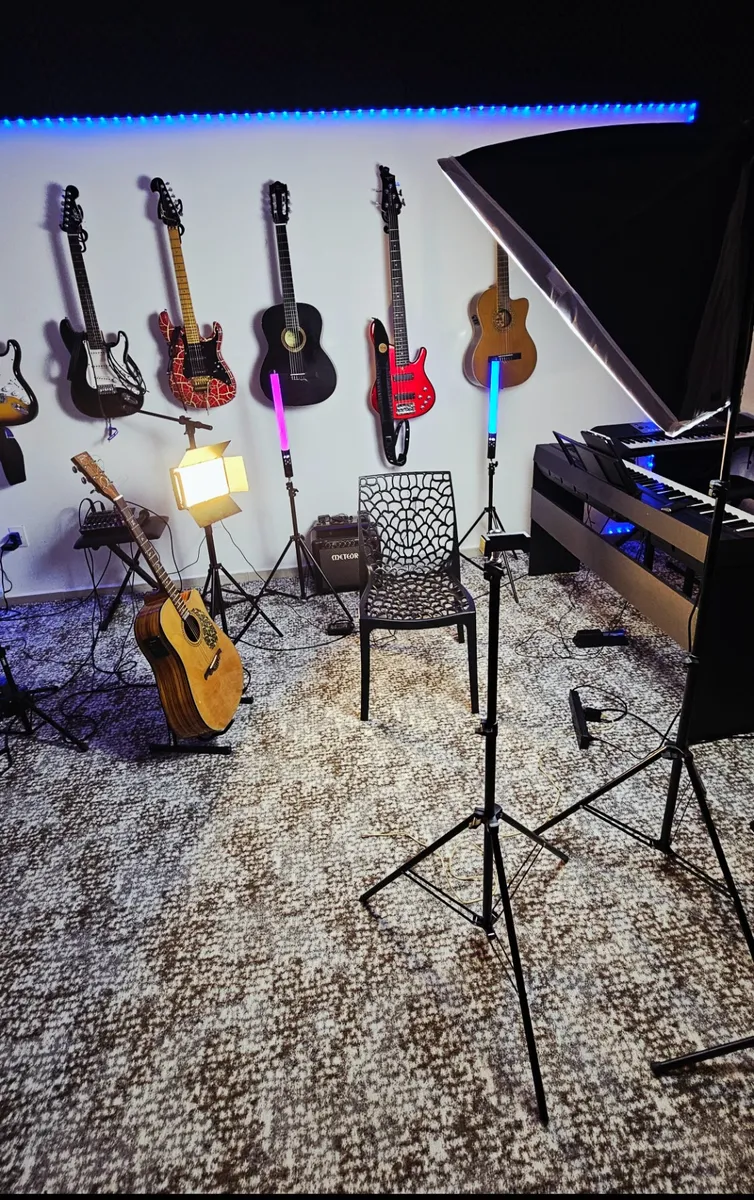 Sala de aula do estúdio com instrumentos e iluminação