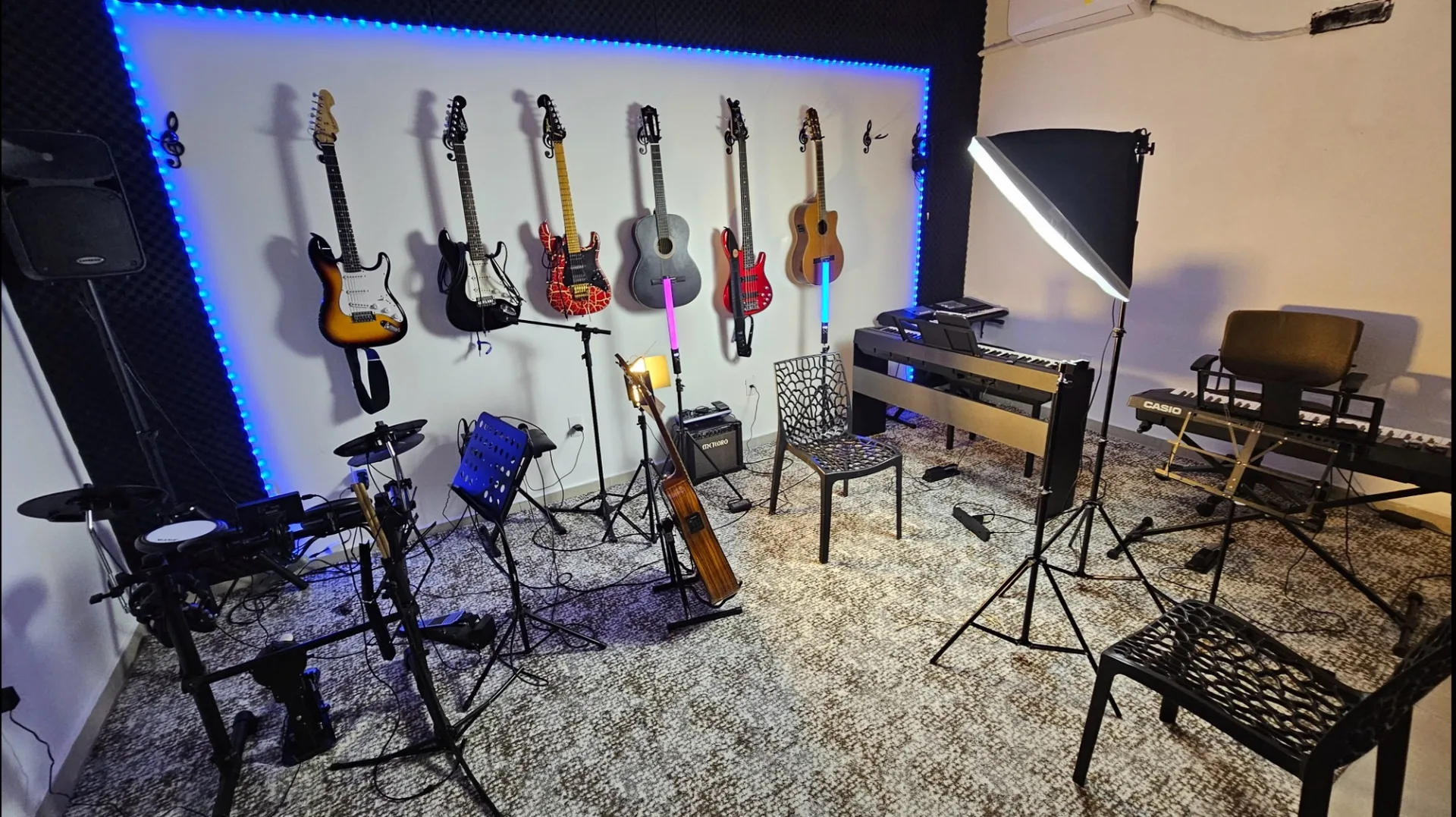 Estúdio da Lenon Dantas Music com instrumentos