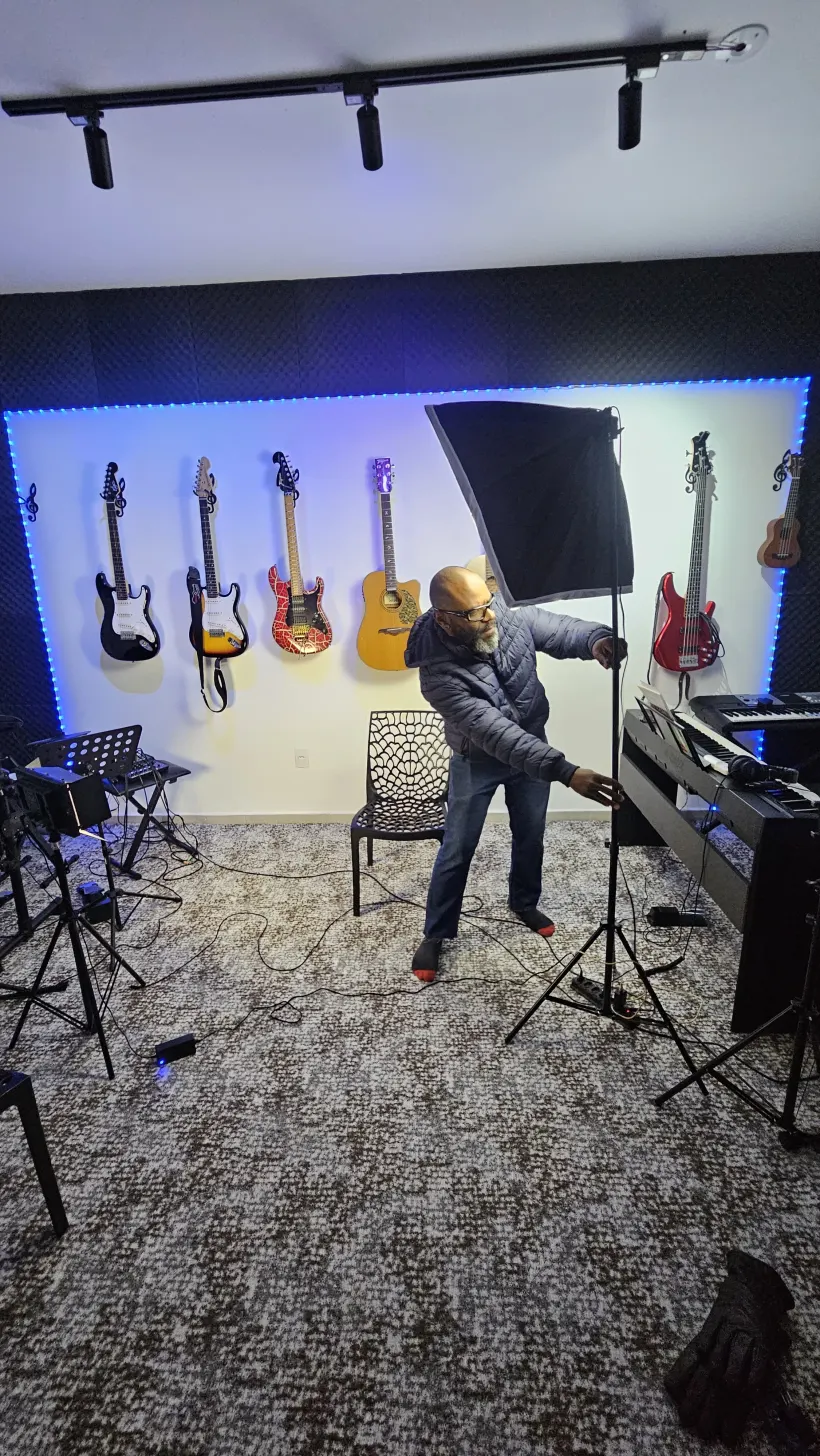 Clayton Torres montando a iluminação no estúdio
